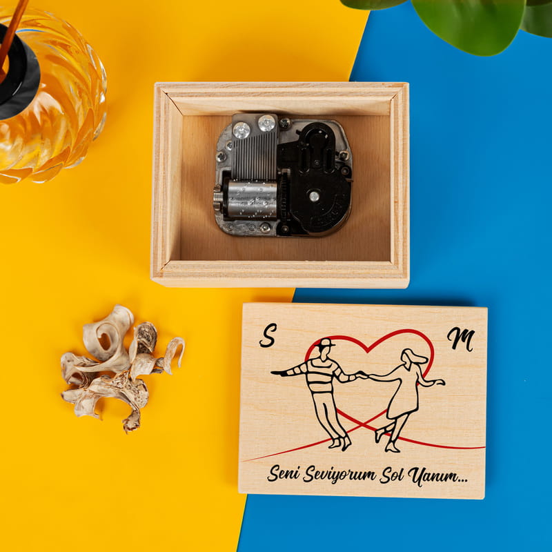 Aşk Sarhoşu Sevgililer Tasarımlı Ahşap Müzik Kutusu