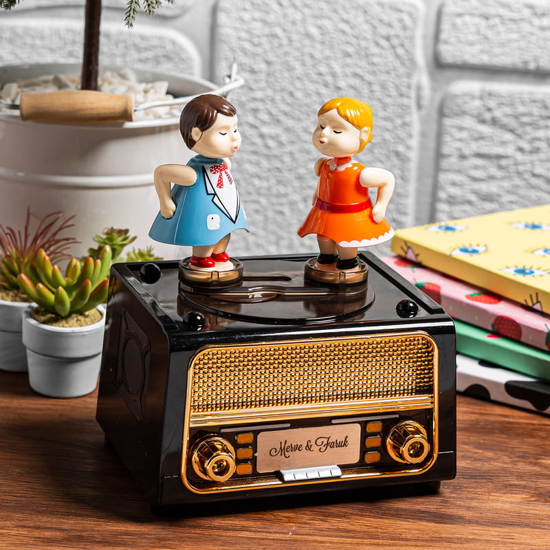 Dans Eden Çift Müzik Kutusu