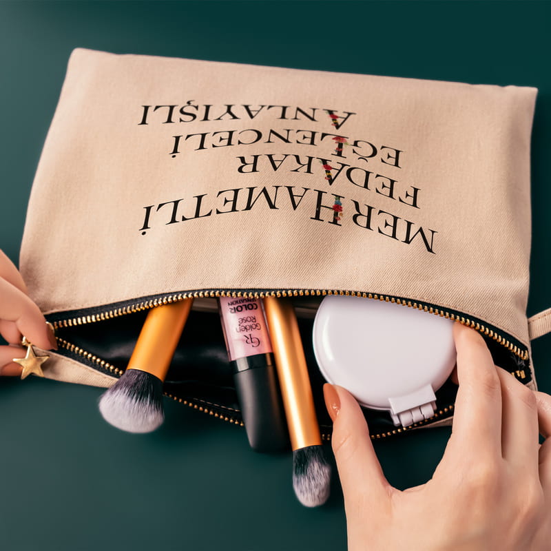 Hala Tanımı Akrostiş Tasarımlı Kanvas Makyaj Çantası