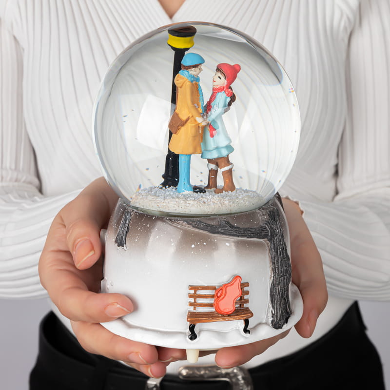 Kız Arkadaşa Sevgililer Günü Hediyesi Müzik ve Işıklı Kar Küresi