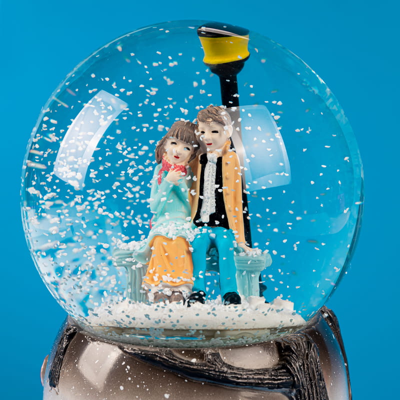 Sevgiliye Hediye Bankta Oturan Aşıklar Müzik ve Işıklı Kar Küresi