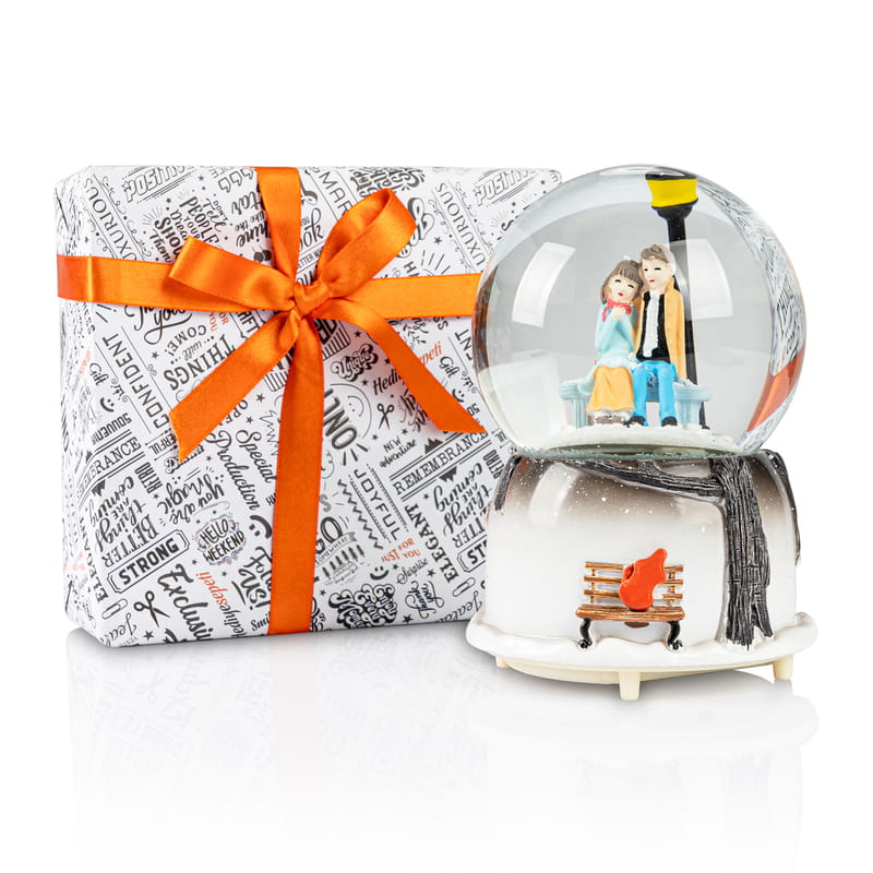 Sevgiliye Hediye Bankta Oturan Aşıklar Müzik ve Işıklı Kar Küresi