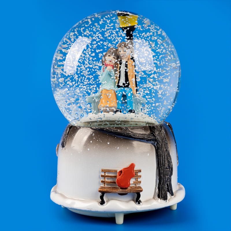 Sevgiliye Hediye Bankta Oturan Aşıklar Müzik ve Işıklı Kar Küresi
