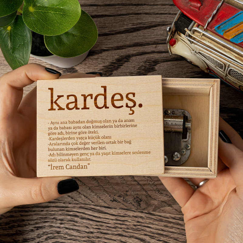 Kardeş Anlamlı Kişiye Özel Ahşap Müzik Kutusu
