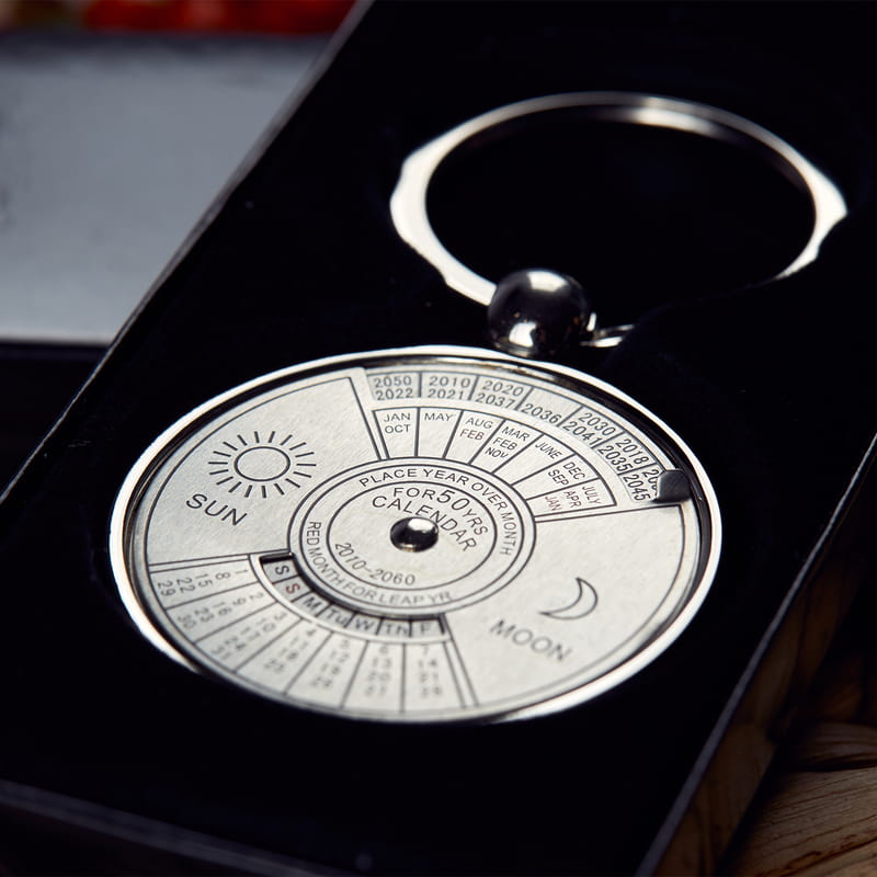 50 Yıllık Takvimli Anahtarlık