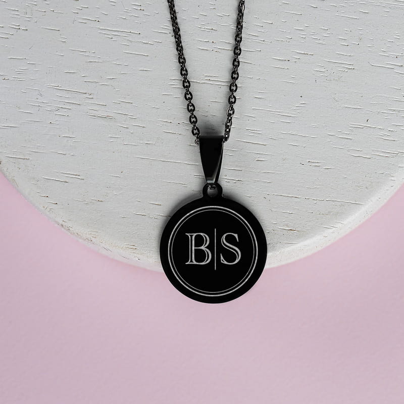 Baş Harf Tasarımlı Madalyon Kolye - Kişiye Özel Siyah Kolye