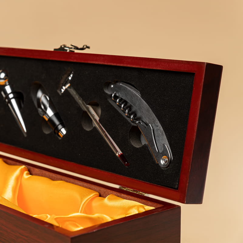 İmza Tasarımlı Arkadaşa Hediye Şarap Kutusu ve Aksesuar Seti