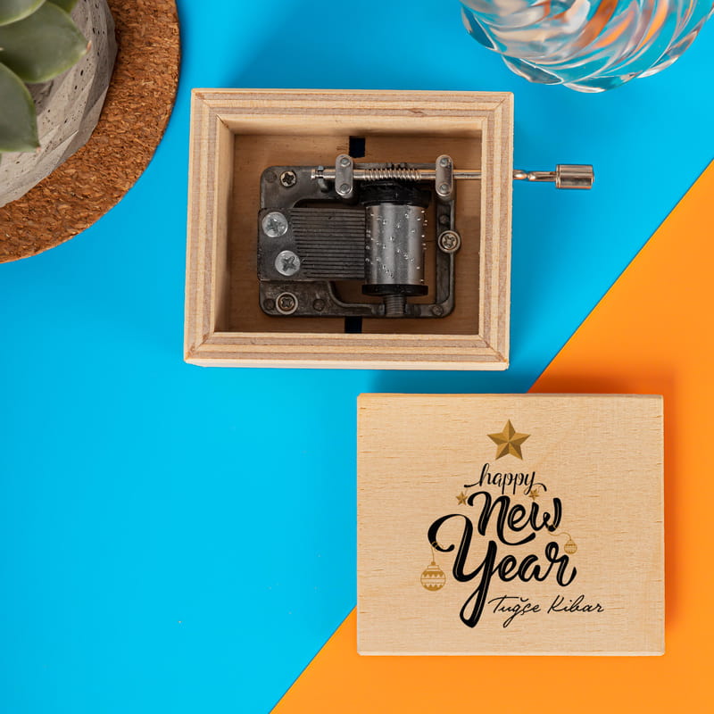 Kişiye Özel Happy New Year Tasarımlı Ahşap Müzik Kutusu