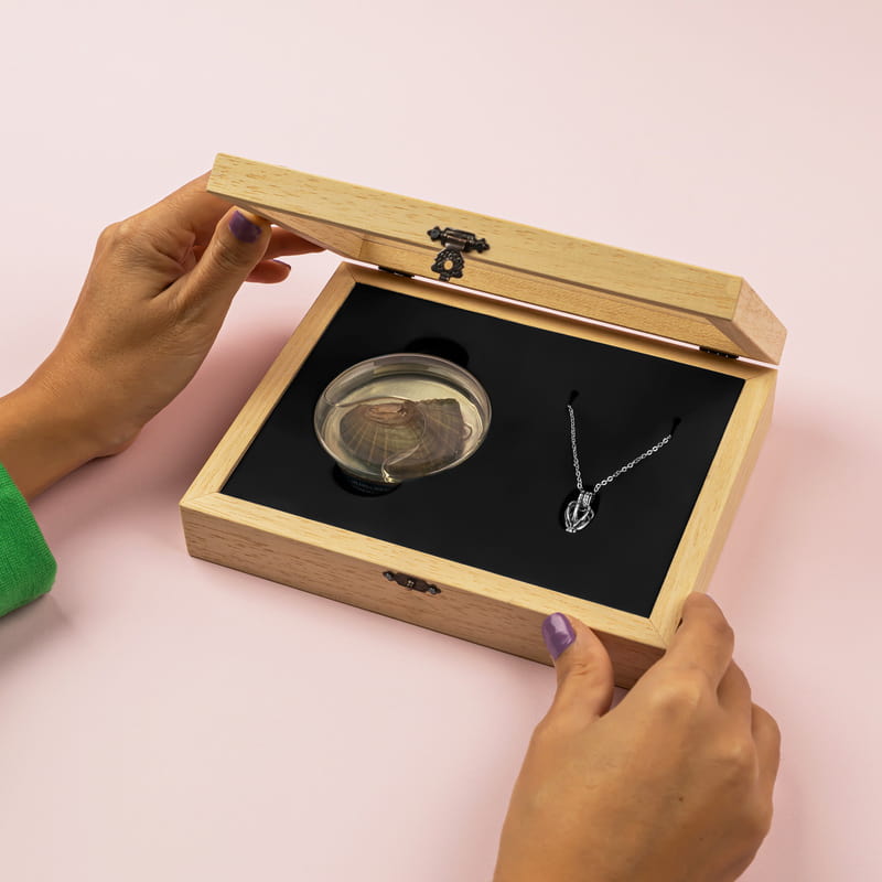 Kişiye Özel Mesajlı Yılbaşı Hediyesi İstiridye Kolye - Gerçek İnci Kolye Ahşap Hediye Kutusu