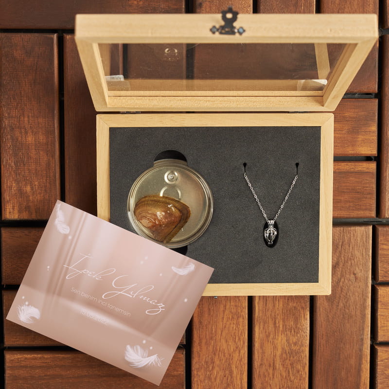 Kişiye Özel Mesajlı Yılbaşı Hediyesi İstiridye Kolye - Gerçek İnci Kolye Ahşap Hediye Kutusu