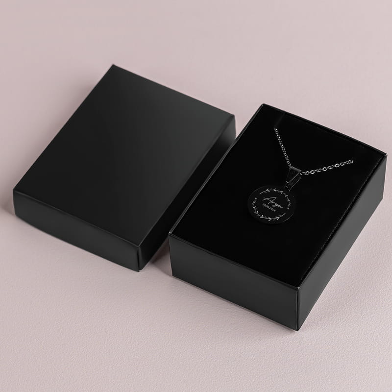 Yeni Anneye Doğum Hediyesi İsim Yazılı Kolye - Siyah İsimli Kolye