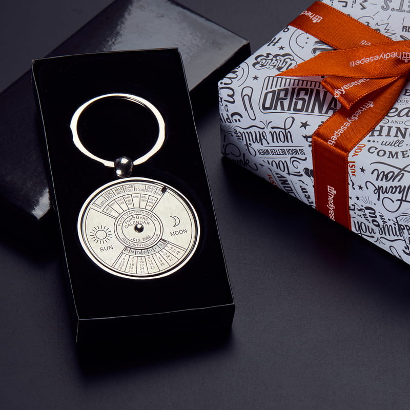 Yılbaşı Tasarımlı İsim Yazılı 50 Yıllık Takvimli Anahtarlık