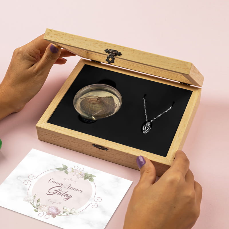 Anneler Günü Hediyesi İstiridye Kolye - Kişiye Özel Kartlı Gerçek İnci Kolye