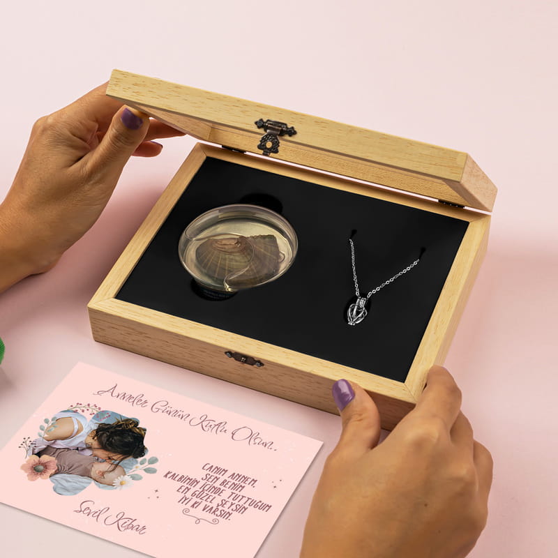 Anneye Hediye İstiridye İçinde İnci Kolye - Kişiye Özel Kartlı Gerçek İnci Kolye