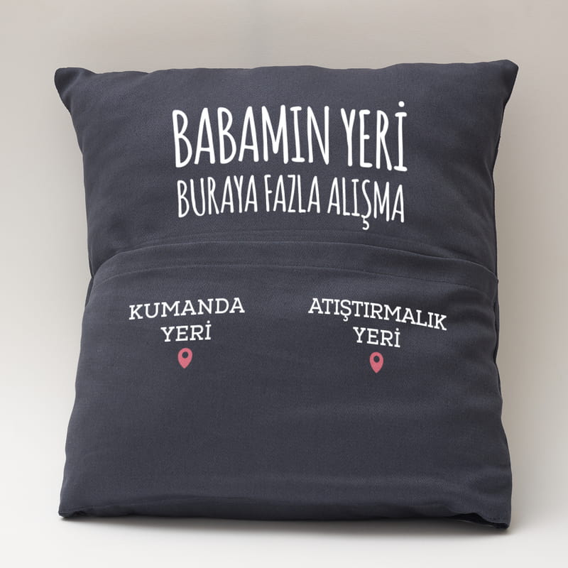 Babamın Yeri Tasarımlı Atıştırmalık ve Kumanda Cepli Kişiye Özel Yastık
