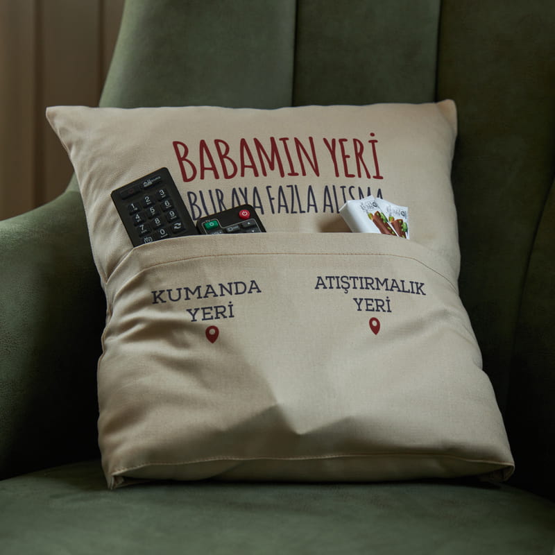 Babamın Yeri Tasarımlı Atıştırmalık ve Kumanda Cepli Kişiye Özel Yastık