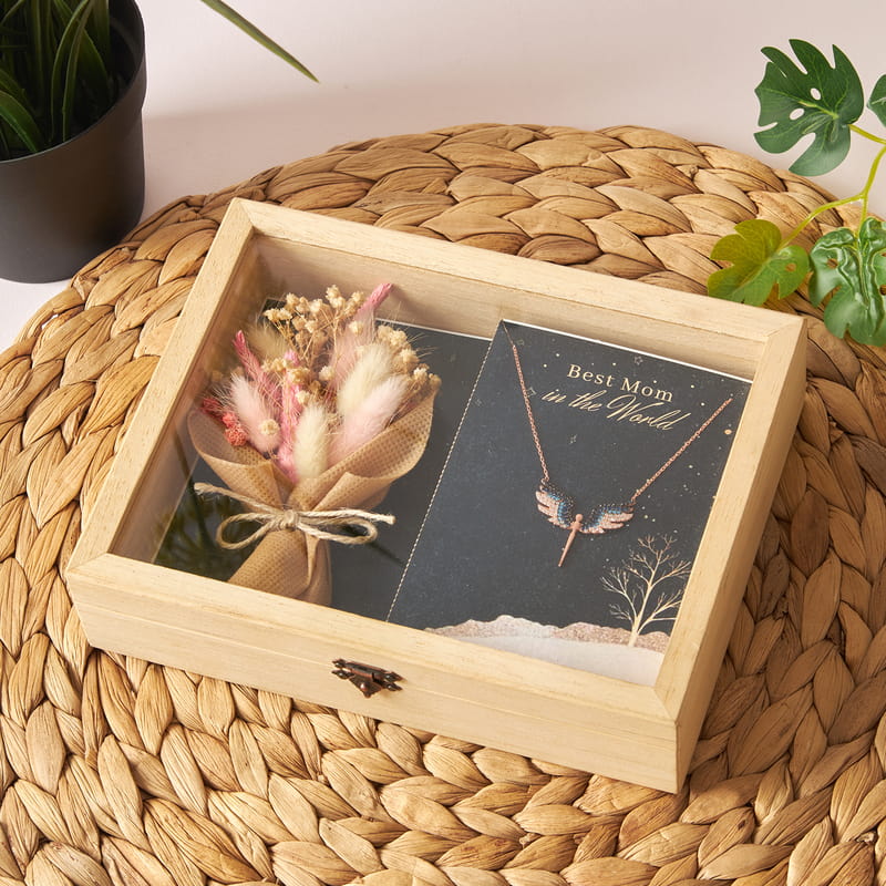 Dünyanın En İyi Annesine Melek Kolye ve Çiçek Buketli Hediye Kutusu
