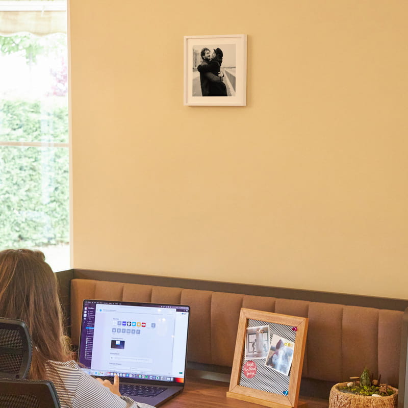 Fotoğraf Baskılı Yapışkan Beyaz Çerçeve