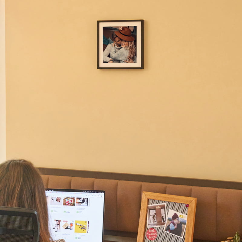 Fotoğrafınıza Özel Yıldönümü Hediyesi Siyah Yapışan Duvar Çerçevesi