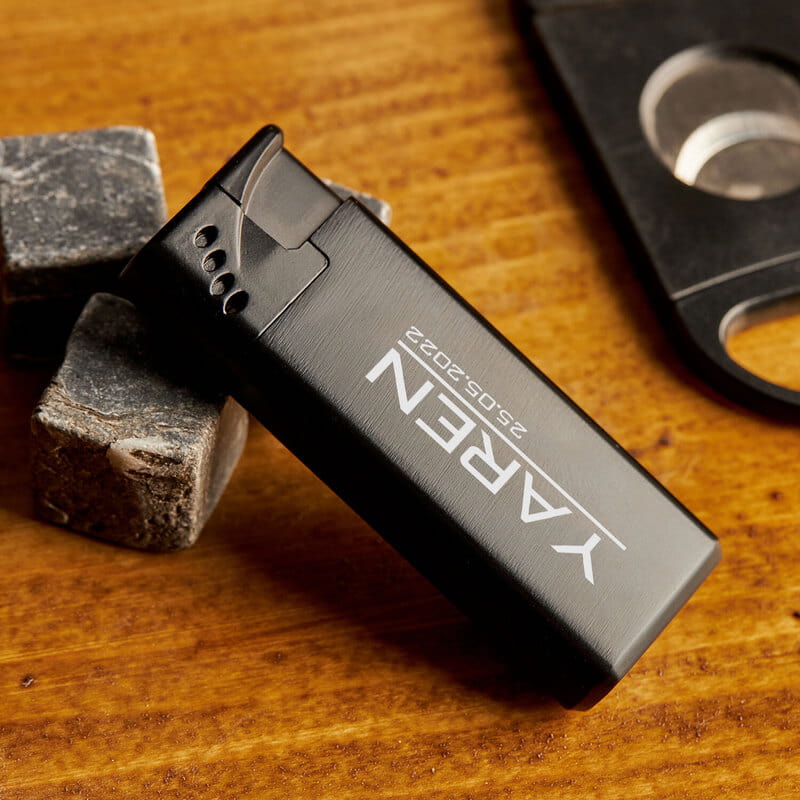 İsim ve Tarih Yazılı Rüzgarda Sönmeyen Çakmak