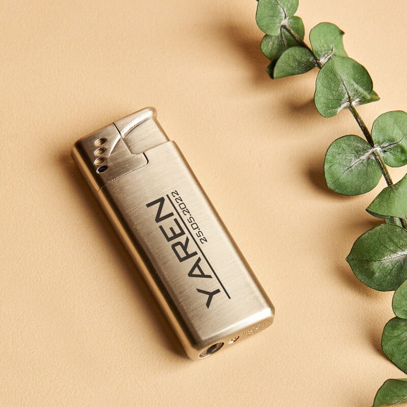 İsim ve Tarih Yazılı Rüzgarda Sönmeyen Çakmak