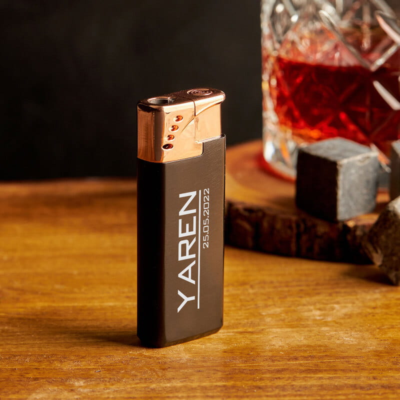 İsim ve Tarih Yazılı Rüzgarda Sönmeyen Çakmak