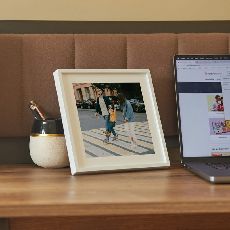 Fotoğraflı Yapışkan Duvar Çerçevesi - 3lü Beyaz Paspartulu Çerçeve