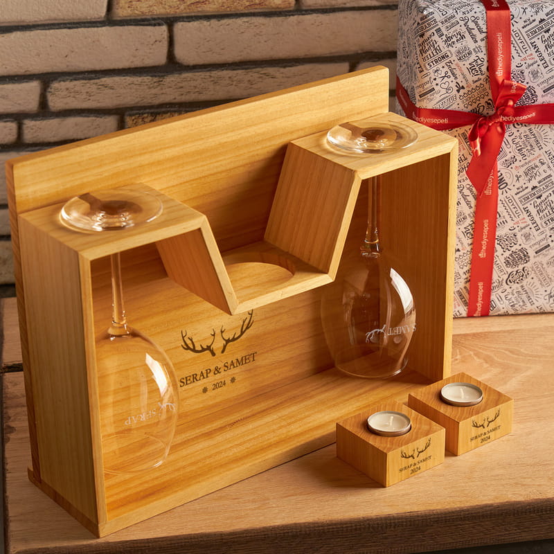 Minimal Geyik Tasarımlı Ahşap Şarap Standı - İsim Yazılı 2li Kadeh ve Mumluk Seti