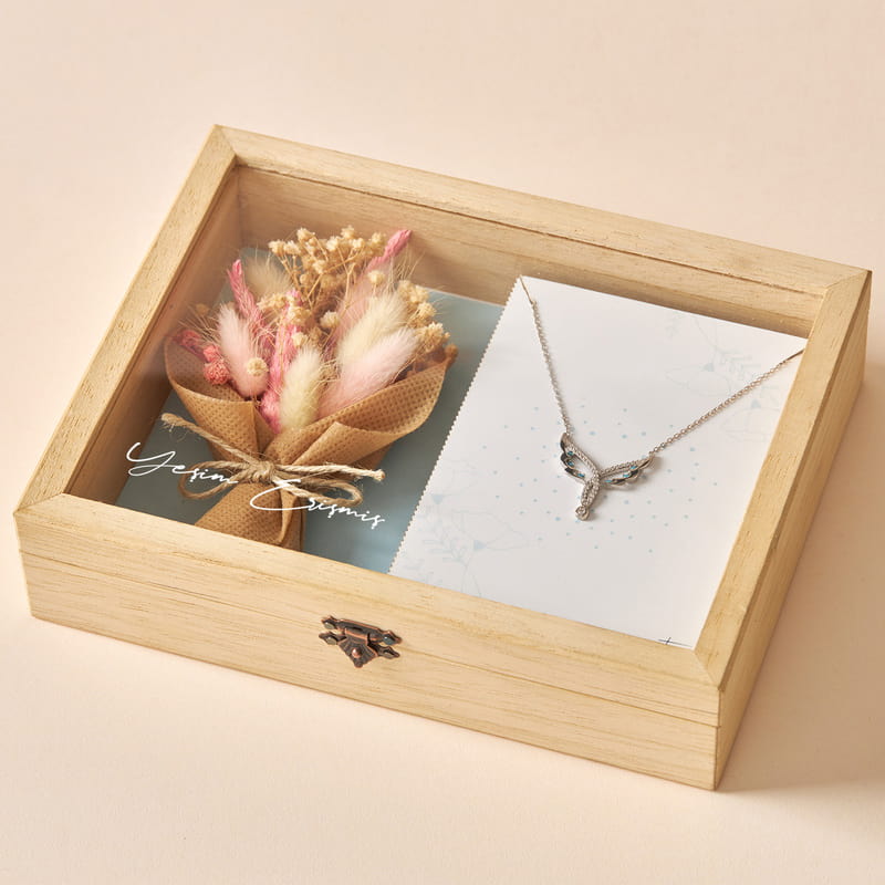 Sevgiliye Hediye Kolye ve Çiçek Buketli İsme Özel Hediye Kutusu