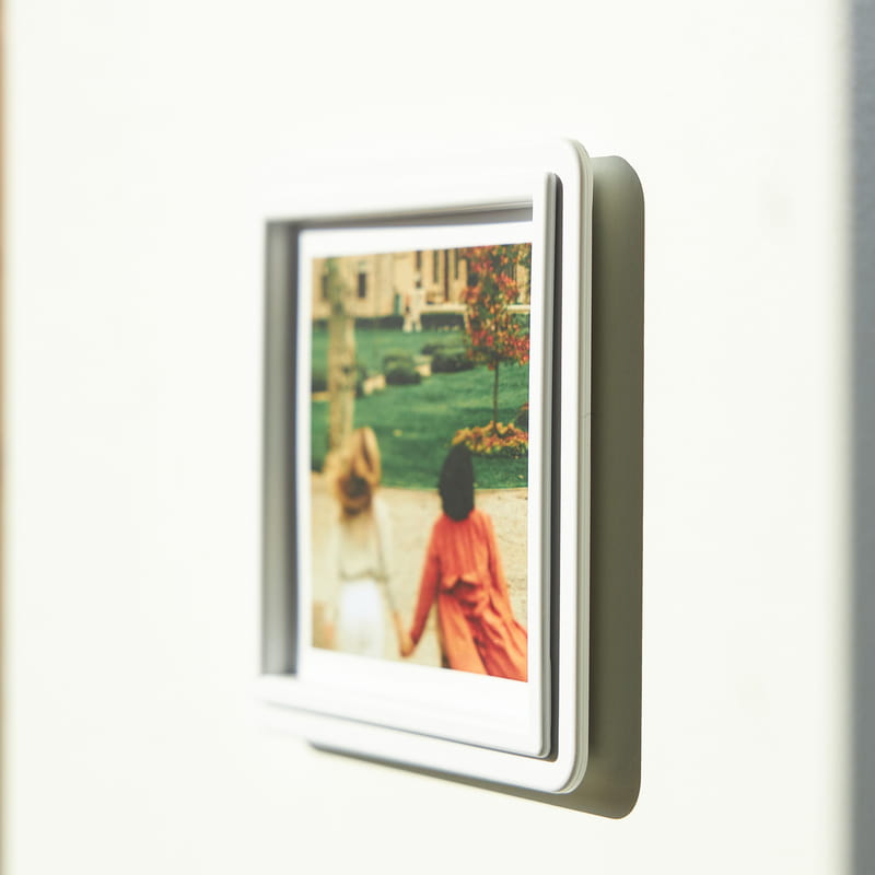 Beyaz Renk 6 Fotoğraflı Yapışkanlı Mini Pola Çerçeve