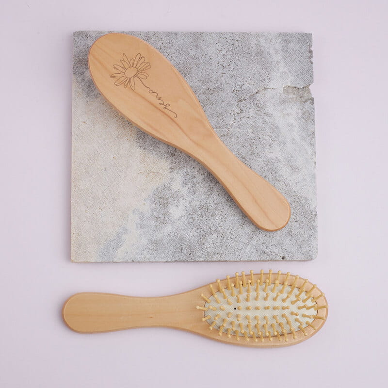 Büyük Boy Papatya Tasarımlı İsme Özel Ahşap Saç Tarağı