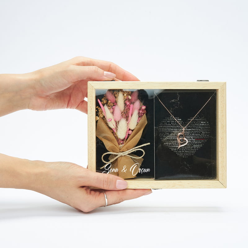 Çiçek Buketli 100 Dilde Seni Seviyorum Gümüş Kolye İsimli Hediye Kutusu