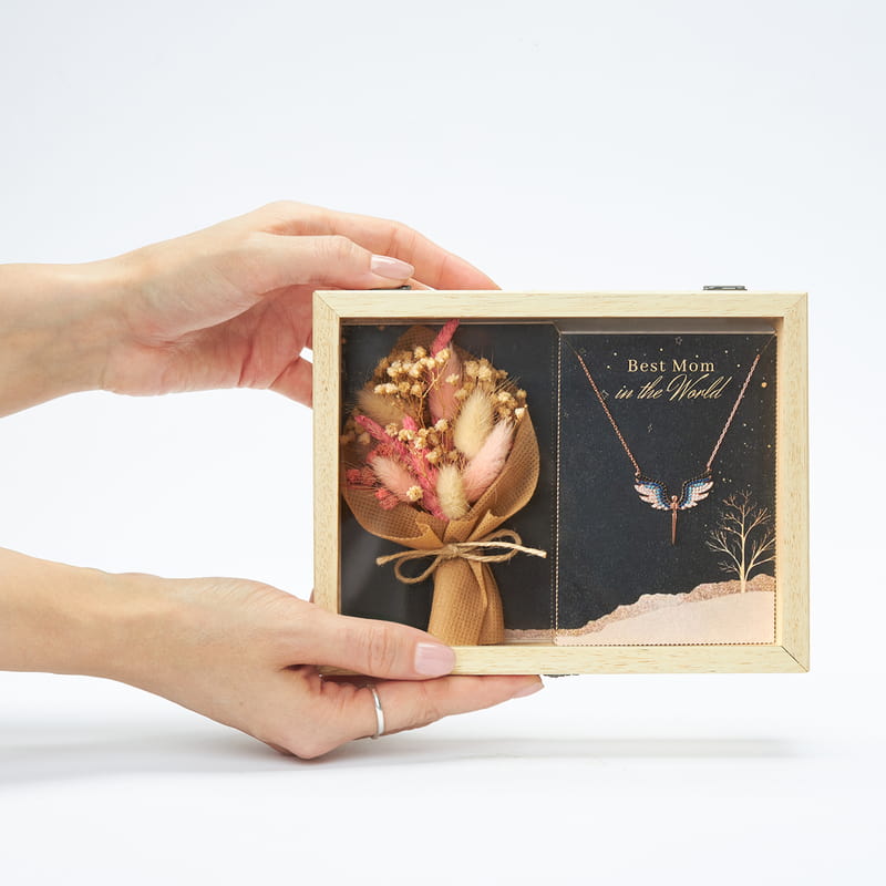 Dünyanın En İyi Annesine Melek Kolye ve Çiçek Buketli Hediye Kutusu