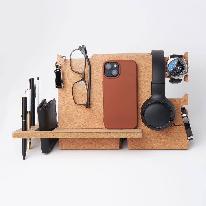 El Yazısı Tasarımlı İsme Özel Ahşap Masaüstü Dock Station