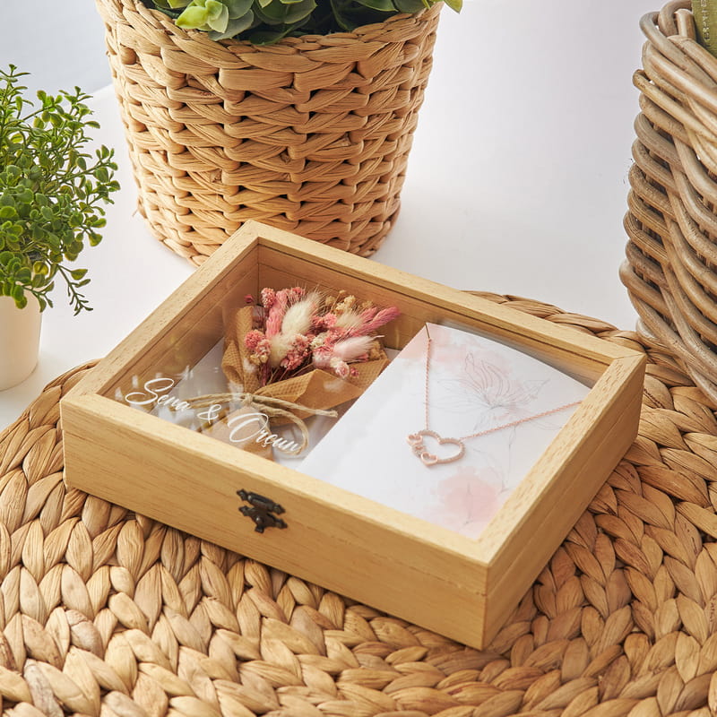 Kalp Kolye ve Çiçek Buketli İsme Özel Ahşap Hediye Kutusu