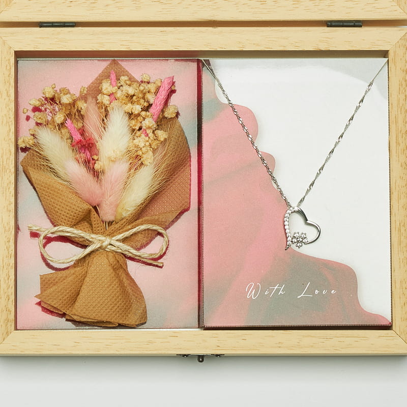 Kar Tanesi Kalpli Gümüş Kolye & Çiçek Buketli Ahşap Hediye Kutusu