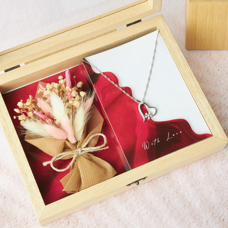 Kar Tanesi Kalpli Gümüş Kolye & Çiçek Buketli Ahşap Hediye Kutusu