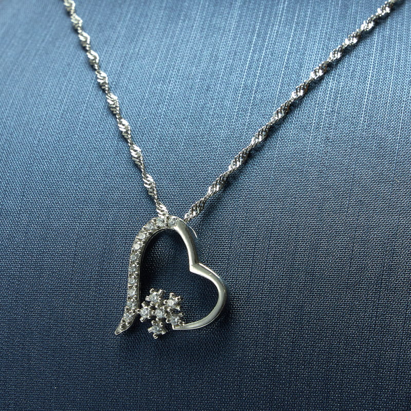 Kar Tanesi Kalpli Gümüş Kolye & Çiçek Buketli Ahşap Hediye Kutusu