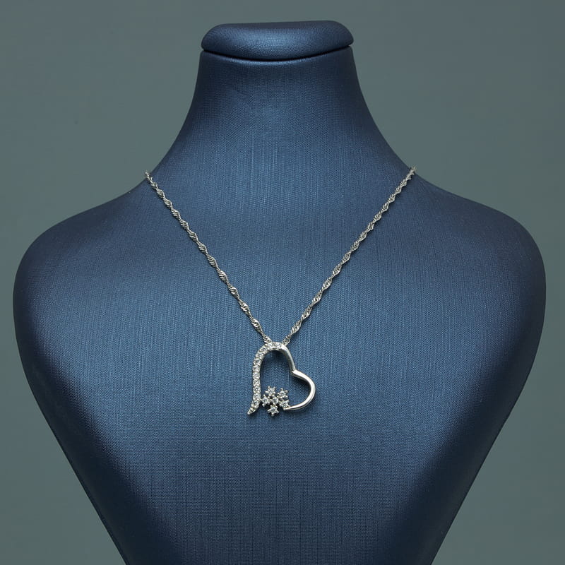 Kar Tanesi Kalpli Gümüş Kolye & Çiçek Buketli Ahşap Hediye Kutusu