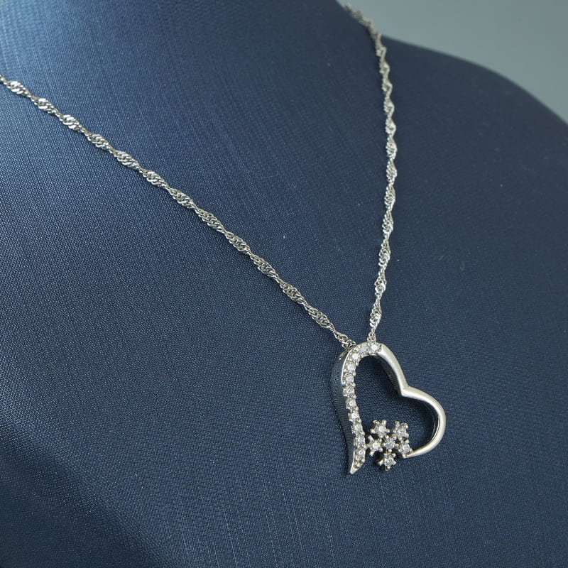 Kar Tanesi Kalpli Gümüş Kolye & Çiçek Buketli Ahşap Hediye Kutusu