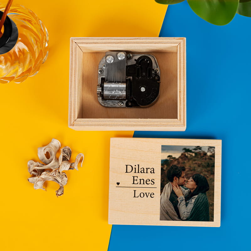 Kişiye Özel Fotoğraflı Kurmalı Ahşap Müzik Kutusu