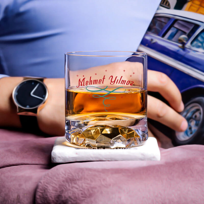 Mutlu Yıllar Tasarımlı İsme Özel Ahşap Kutulu Viski Kadeh Seti