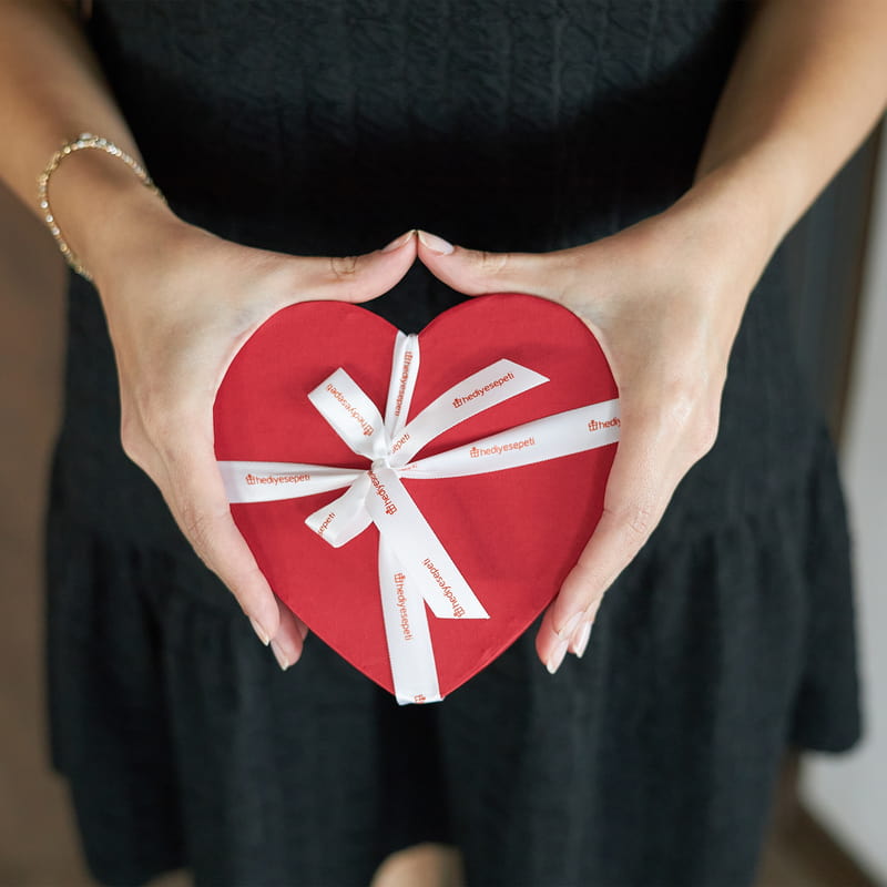 Sevgiliye Nutella ve Çikolata Hediye Kutusu