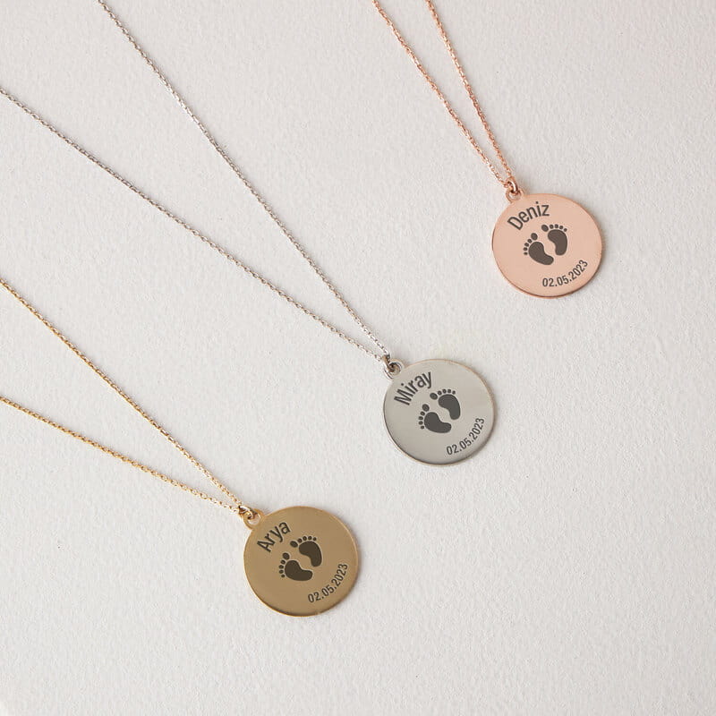 Çiçeği Burnunda Annelere İsme Özel Gümüş Kolye