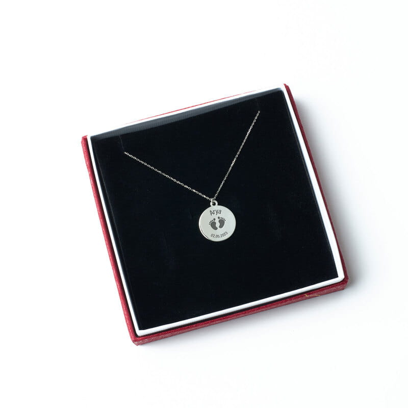 Çiçeği Burnunda Annelere İsme Özel Gümüş Kolye