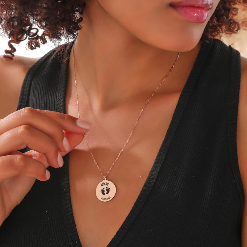 Çiçeği Burnunda Annelere İsme Özel Gümüş Kolye