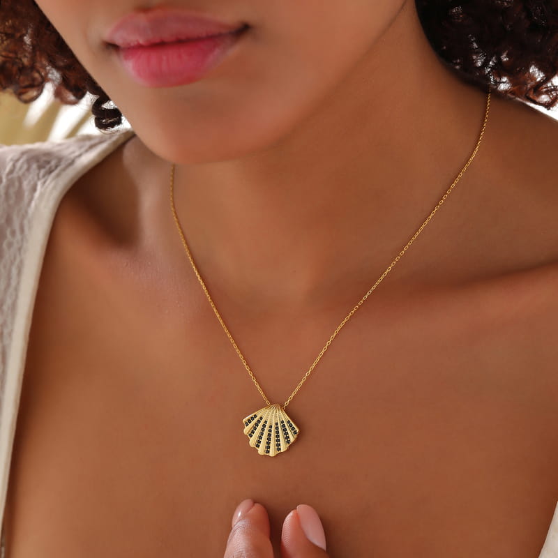 Deniz Kabuğu Tasarımlı Taşlı Gümüş Kolye