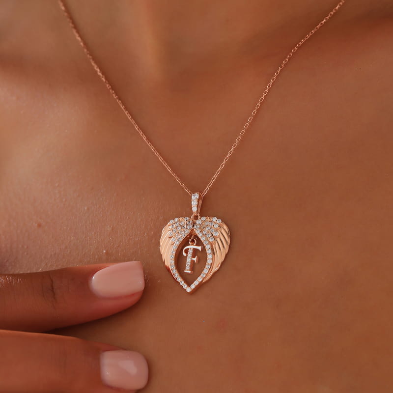 Kalp Motifli Melek Kanadı Harfli Gümüş Kolye