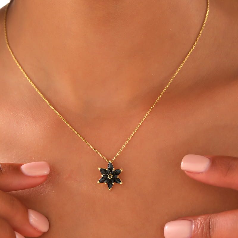 Siyah Lotus Zarif Gümüş Kolye