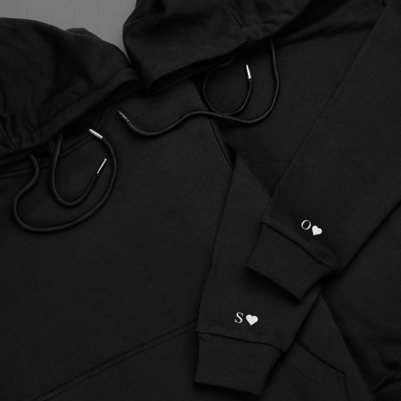 Bilekte Harf Yazılı Sweatshirt Sevgili Kombini